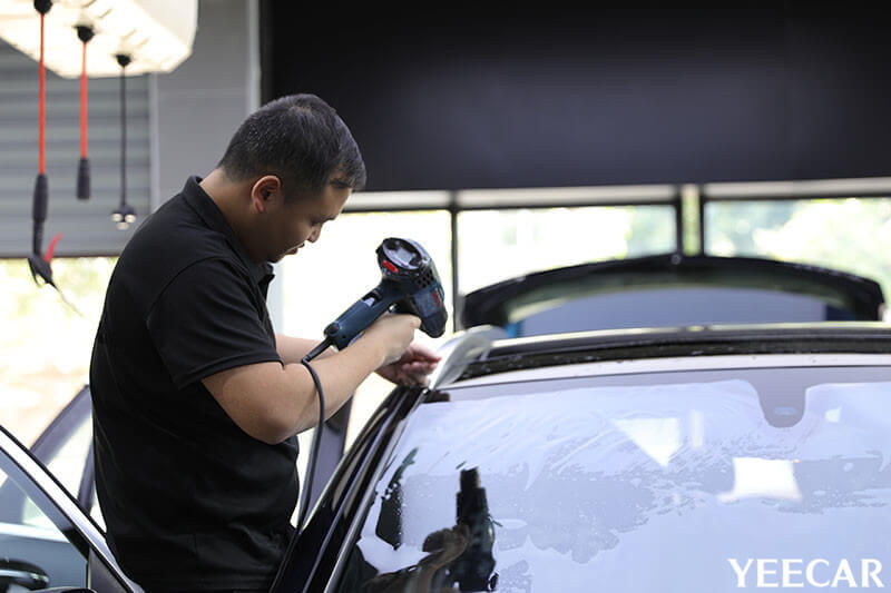 YEECAR授权店奔驰GLC260L施工玻璃膜过程展示（图三）